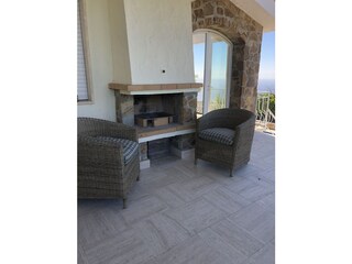 Aussenkamin mit großer Terrasse