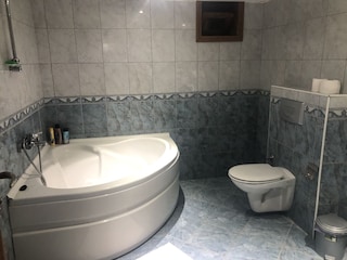 Badezimmer mit Whirlpool