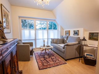 Separates Lese- und Rückzugszimmer mit Sofa und Sessel