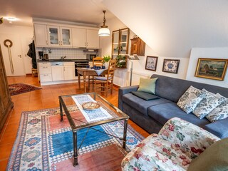 Bodentiefe Fenster sorgen in Wohn- und Lesezimmer für v