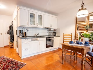 Voll ausgestattete Küche mit Ceranfeld, Backofen, Spülm