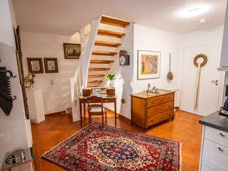 Flur mit Garderobe, Spiegel und Treppe zum Dachgeschoss