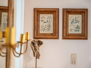 Stilvolle Einrichtung mit Antiquitäten und liebevoll au