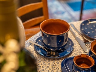 Stilvolle Einrichtung mit Antiquitäten und liebevoll au