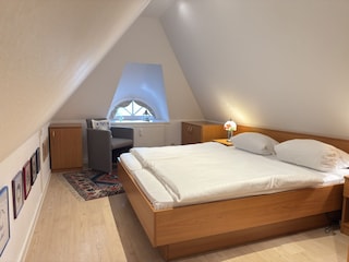 Schlafzimmer im DG mit Doppelbett