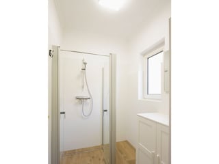 Badezimmer mit ebenerdiger Dusche - Terrassenwohnung
