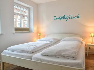 In diesem Schlafzimmer finden Sie einen Safe sowie einen Fernseher vor.