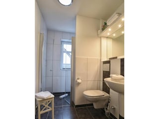 Die Dusche im Badezimmer ist bodengleich.