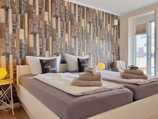 Schlafzimmer mit zusätzlichem Fernseher
