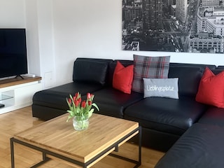 Genügend Sitzgelegenheit  und 64 Zoll TV  im Wohnzimmer