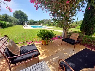 Loungegruppe mit Blick zum Pool