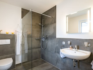 Badezimmer en Suite mit bodengleicher Dusche