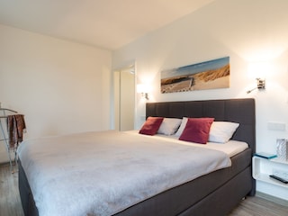 großzügiges Schlafzimmer mit angrenzendem Badezimmer