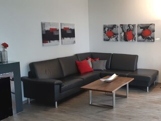 großzügiges Wohnzimmer