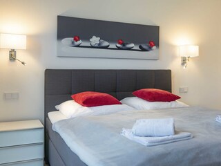 erstes Schlafzimmer mit angrenzendem Badezimmer