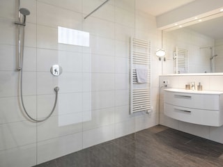Badezimmer en Suite mit begehbarer Dusche