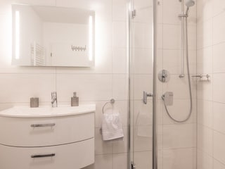 zweites, voll ausgestattetes Duschbad
