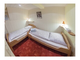 Schlafzimmer 2 im UG mit Einzelbetten