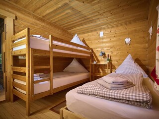 Schlafzimmer mit Etagen -und Einzelbett
