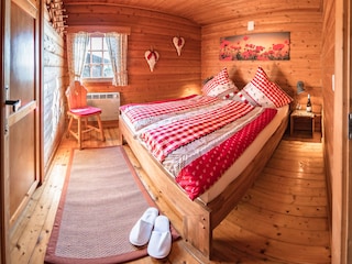 Schlafzimmer mit Doppelbett