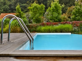 Einstieg Schwimmigpool im Garten