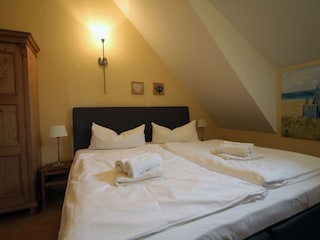 großes Schlafzimmer mit Bockspringbett