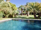 large pool with heating & Roman steps