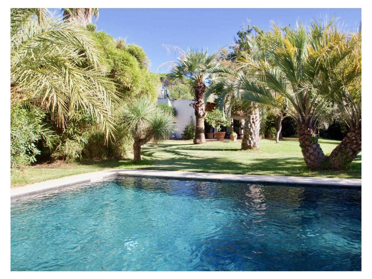 large pool with heating & Roman steps