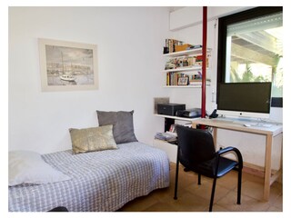 3rd bedroom with 2 x single beds