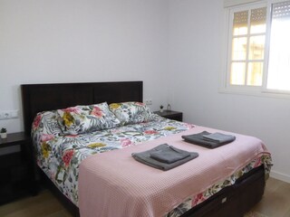 Schlafzimmer 1 mit Doppelbett und