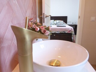 ... ensuite Bad ausgestattet mit