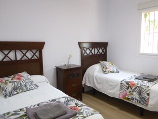 Schlafzimmer 2 mit zwei Einzelbetten