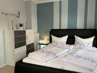 Schlafzimmer mit zweitem TV