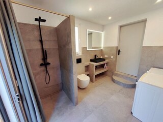 neu, renoviertes, komplettes Außenbad