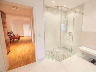 Badezimmer mit Zugang zum Flur