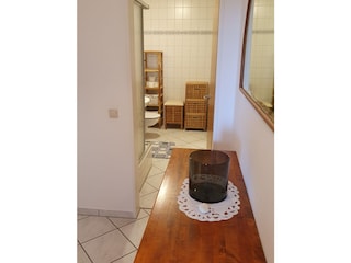 Blick vom Flur ins Badezimmer