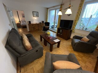 Wohnzimmer mit Blick ins Schlafzimmer