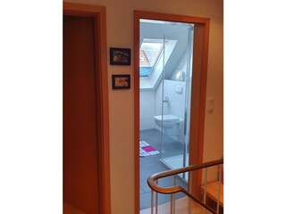 Blick vom Flur ins Badezimmer