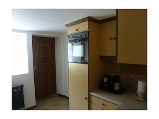 Küche: Kühlschrank mit Gefrierfach und Ofen