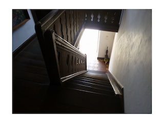 Treppe vom Wohnbereich zum Hof und Eingangstür