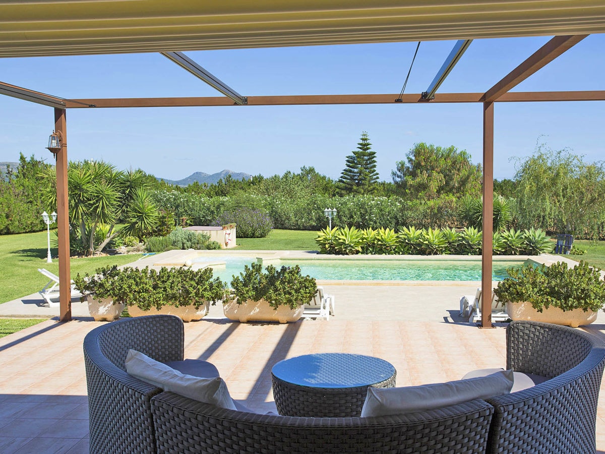 Terrasse mit Blick in den Garten