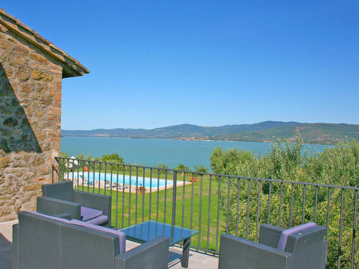 Terrasse mit Blick in den Garten und zum See