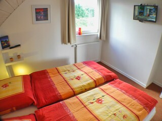 1. Schlafzimmer mit Doppelbett und TV