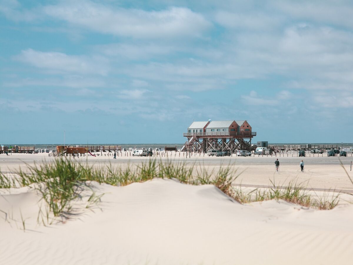 Strand mit Pfahlbauten