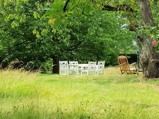 Sitzecke in der Wiese