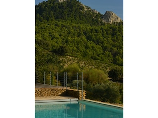 Pool mit Blick auf die "Dentelles de Montmirail"