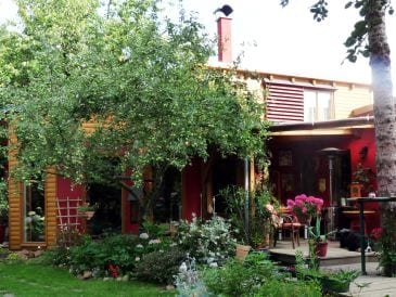 Rotes Kreativ-Ferienhaus
