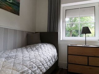 Schlafzimmer Erdgeschoss, Bett links