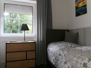 Schlafzimmer Erdgeschoss, Bett rechts