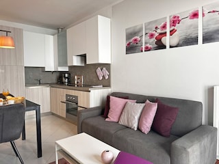 Schöne Küche und Sofa